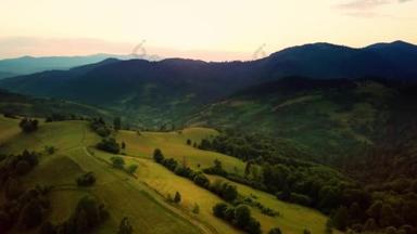 在空中俯瞰喀尔巴阡山脉边疆地区和农业用地无尽的繁茂草原。耕作的农田。日落时的乡村山景.乌克兰.
